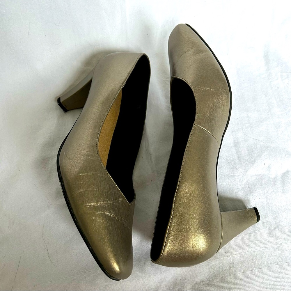 Ros Hommerson pewter leather pumps. Size 9WW.